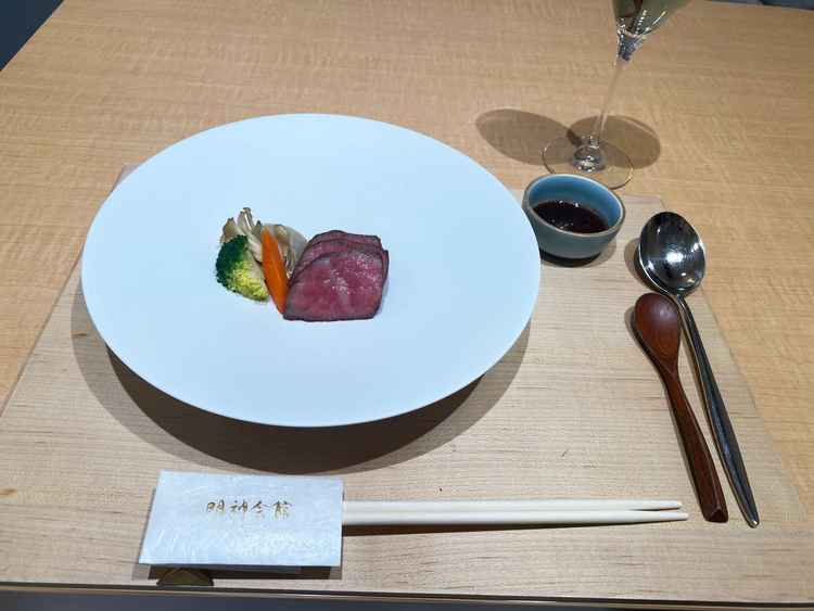試食会でいただいたメインの肉料理。見た目にも美しく、素材の良さや丁寧な調理が伝わってくる一皿でした。