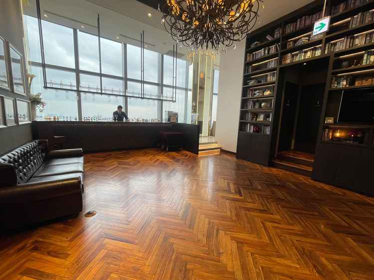 エントランスのバーカウンタおよび待合室