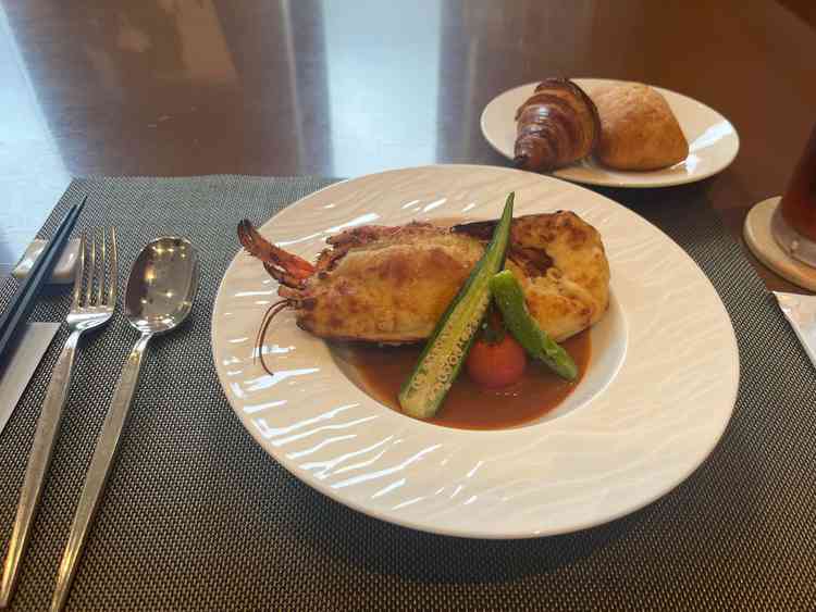 魚料理はオマール海老のグラタンでした。
