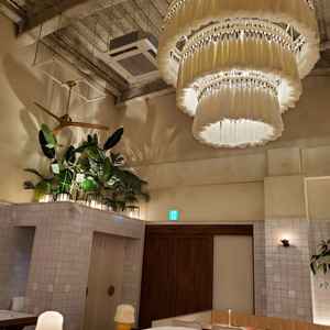 披露宴会場です。シャンデリアが普通のガラスではなく、おしゃれで可愛かったです。