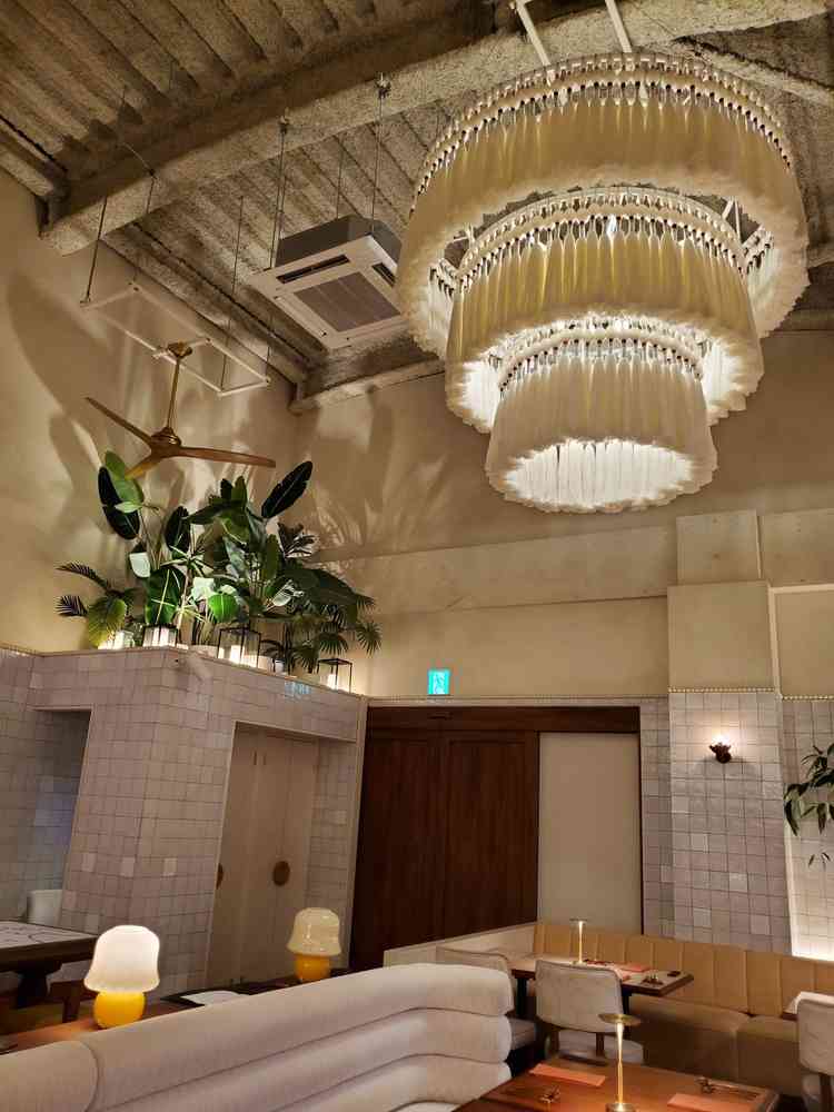 披露宴会場です。シャンデリアが普通のガラスではなく、おしゃれで可愛かったです。