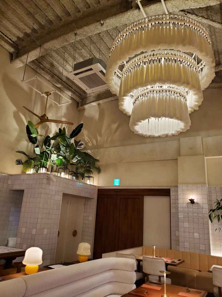 披露宴会場です。シャンデリアが普通のガラスではなく、おしゃれで可愛かったです。