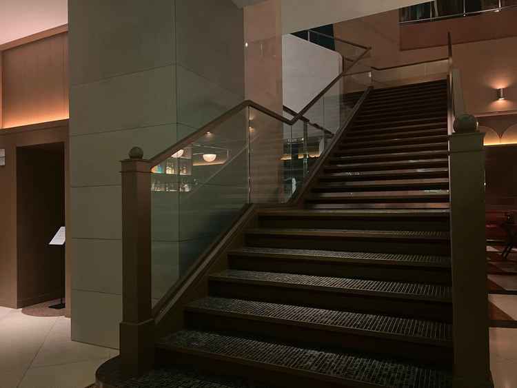 レストラン横の階段。当日はここで写真撮影をしてくださるとのこと。