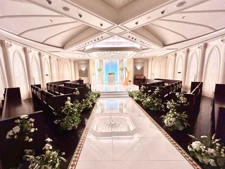 自然光が差し込む明るい式場。斜めに配置された座席はゲストからバージンロードが見やすいです。