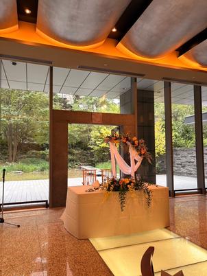 大きな窓から庭園を望め、自然を感じられる明るい会場でした。