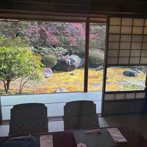 新郎新婦の控室です。大きな窓が直角にあり、そこから見える庭園が綺麗でした。