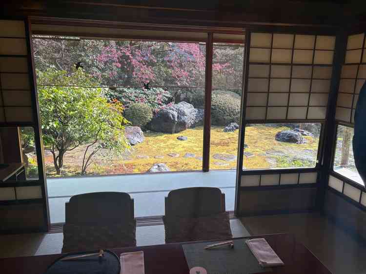 新郎新婦の控室です。大きな窓が直角にあり、そこから見える庭園が綺麗でした。