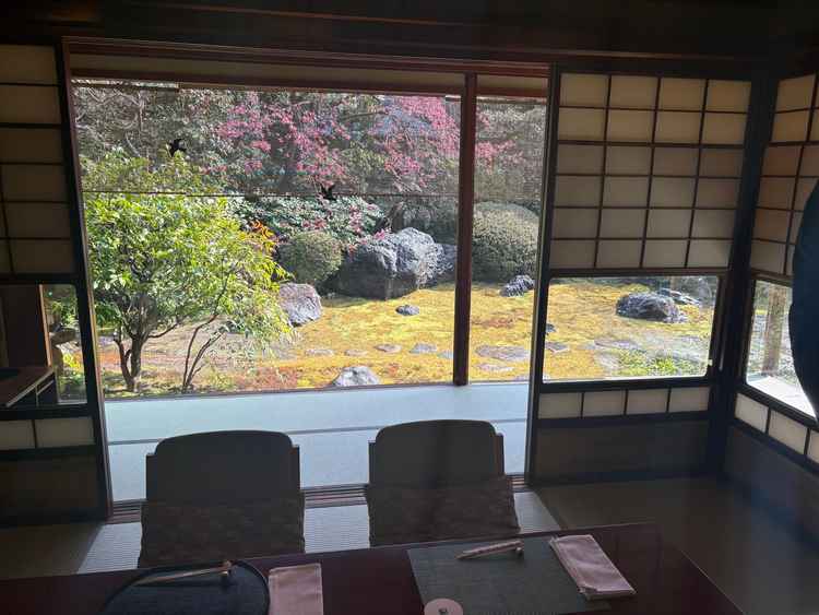 新郎新婦の控室です。大きな窓が直角にあり、そこから見える庭園が綺麗でした。