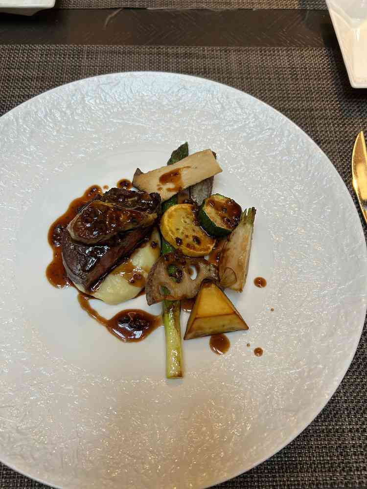 メイン料理の試食。お肉は柔らかく美味しかったです。