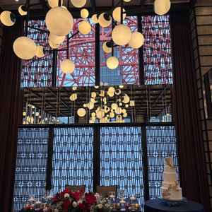 東京タワーが見える披露宴会場。天井が高く解放的で、オシャレな電飾とミラーが素敵でした。