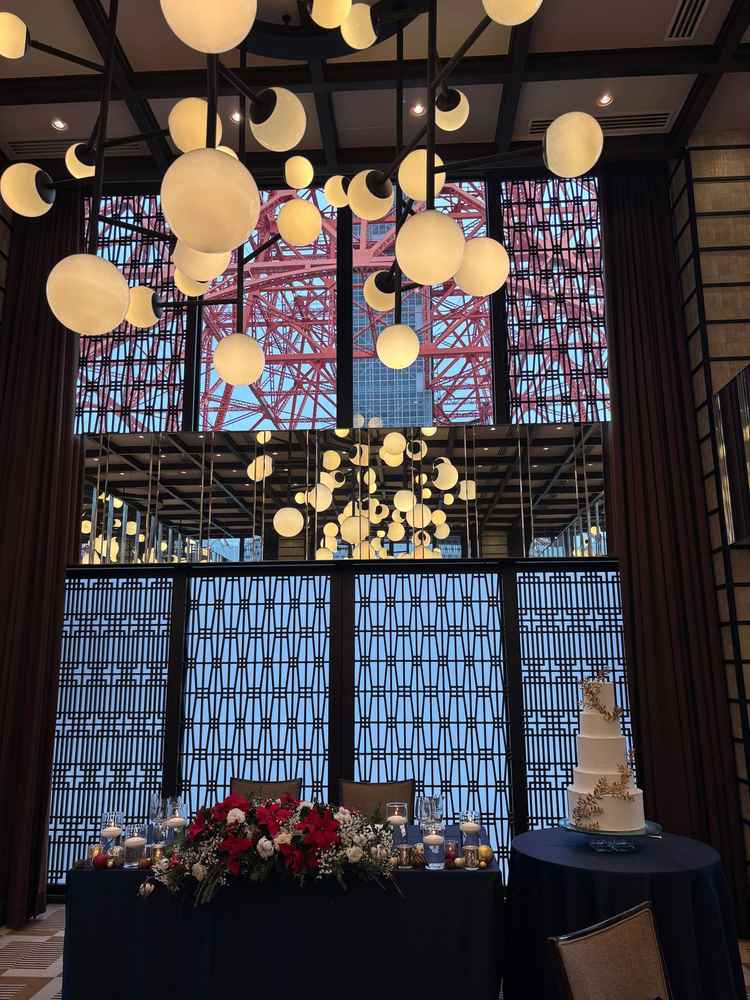 東京タワーが見える披露宴会場。天井が高く解放的で、オシャレな電飾とミラーが素敵でした。