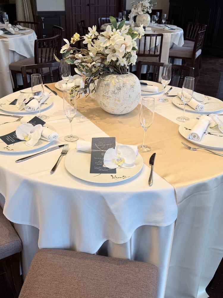 中央の花やテーブルクロスなどは、様々なカスタマイズが可能。自分らしさを演出することもできる。