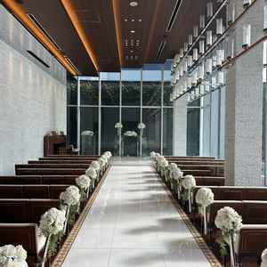 式場。陽の光が入って映えそうでした。