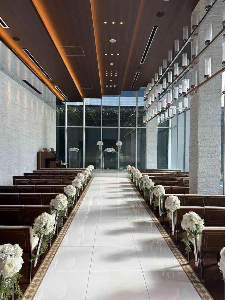 式場。陽の光が入って映えそうでした。