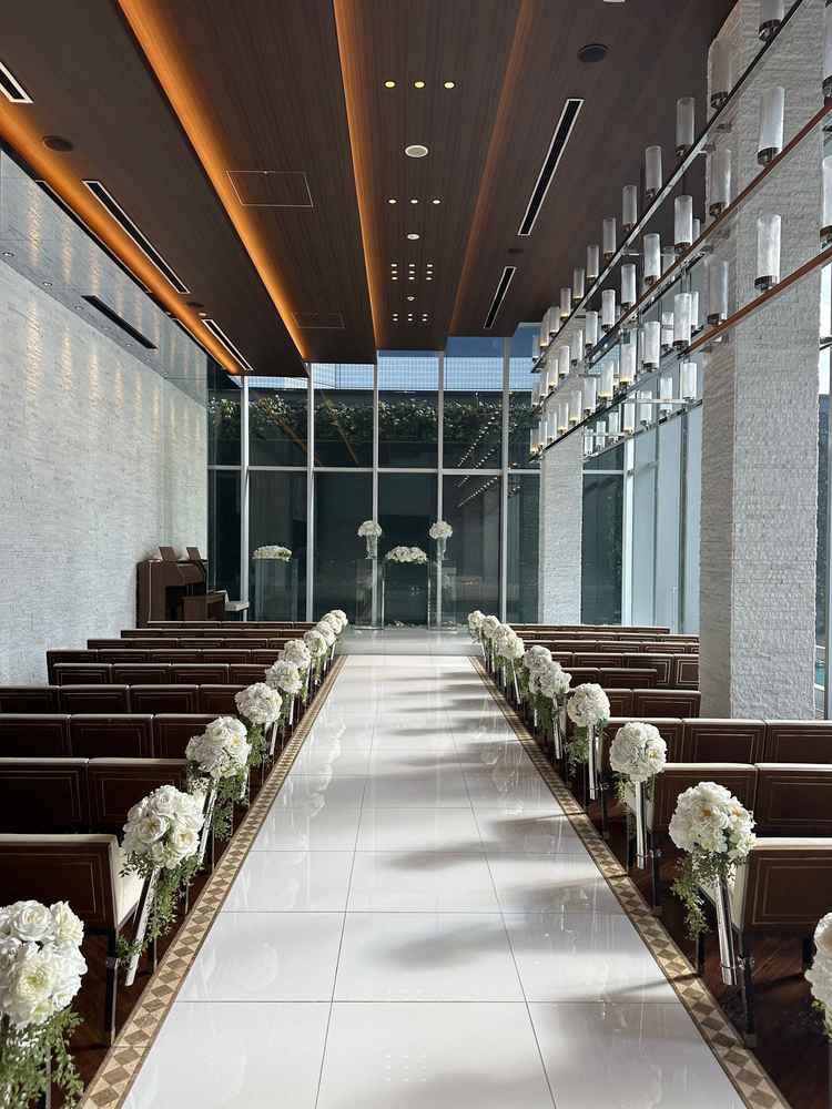 式場。陽の光が入って映えそうでした。