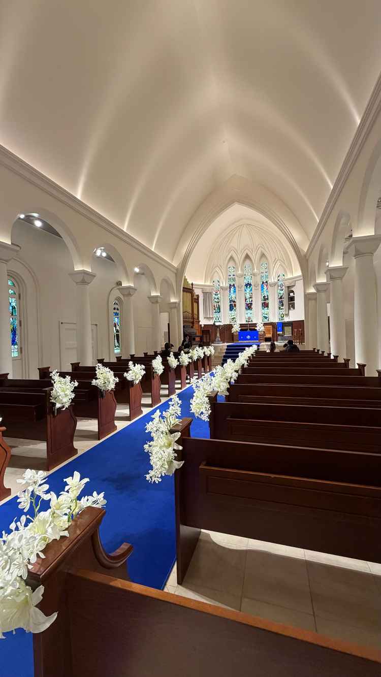 チャペルの青い絨毯は特徴的でとても広かったです