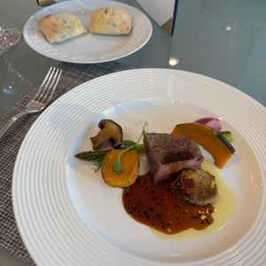 試食会でのお料理。お肉が柔らかく、パンはアツアツでした。