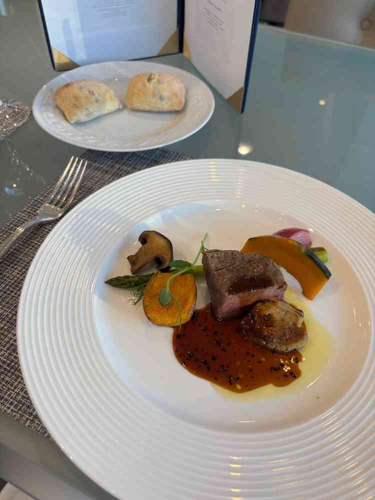 試食会でのお料理。お肉が柔らかく、パンはアツアツでした。