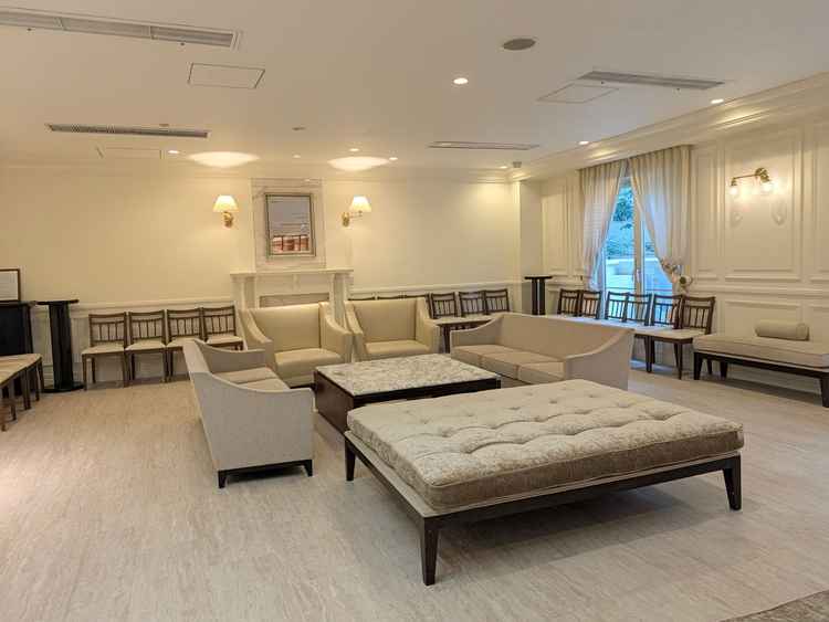 挙式会場前の待合室は白を貴重としている。