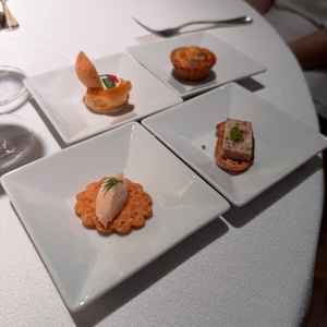 当日、披露宴前のウェルカムドリンクの際に4種のオードブルも食べることができる。