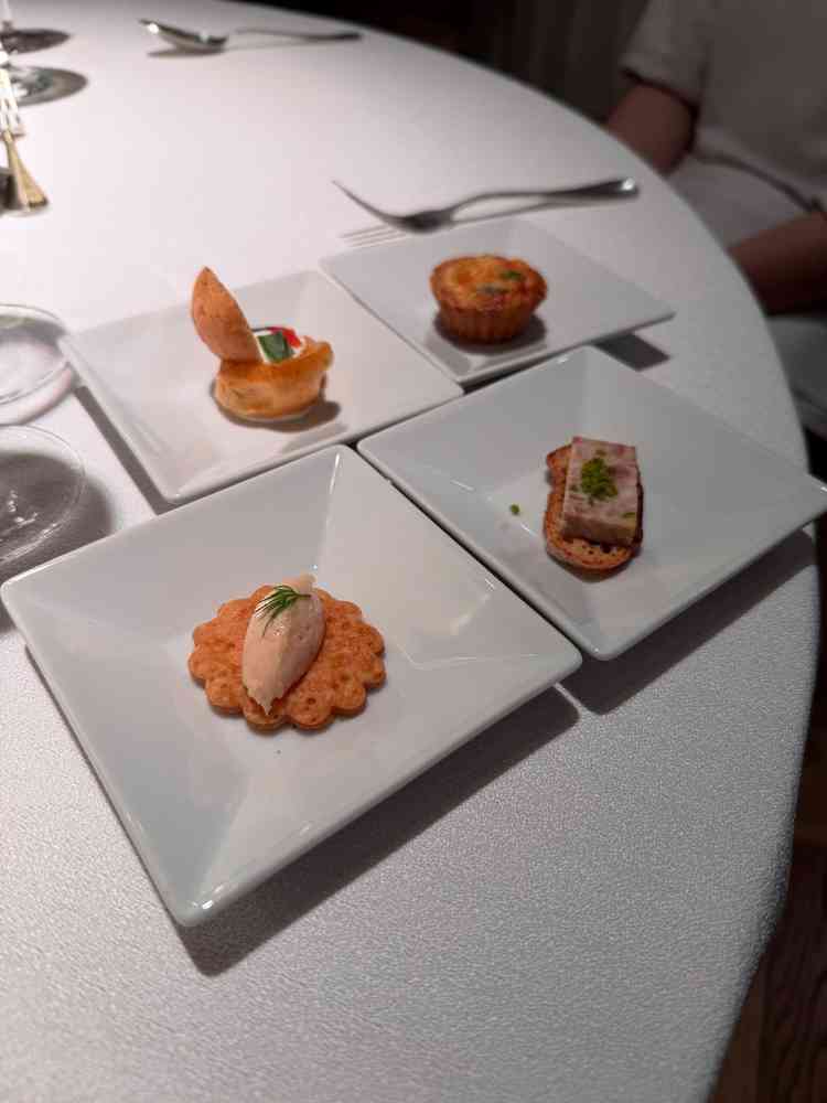 当日、披露宴前のウェルカムドリンクの際に4種のオードブルも食べることができる。