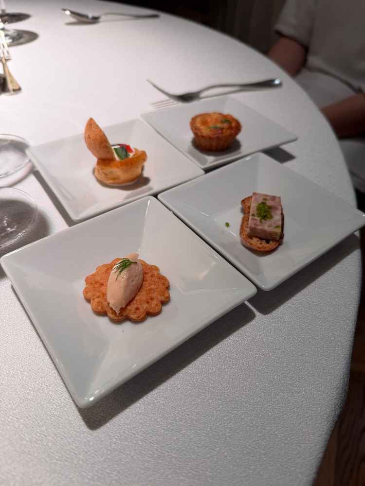 当日、披露宴前のウェルカムドリンクの際に4種のオードブルも食べることができる。