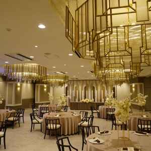 一番新しい披露宴会場。ゴージャスで洗練された雰囲気で、カスタムによってガラリと印象が変わりそう。