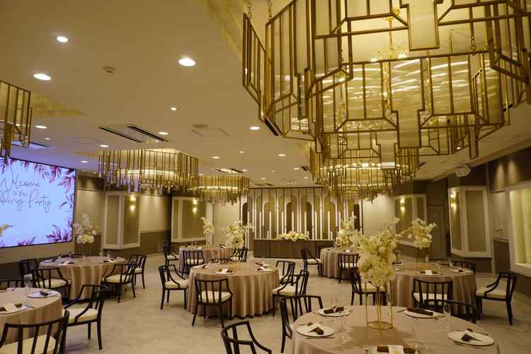 一番新しい披露宴会場。ゴージャスで洗練された雰囲気で、カスタムによってガラリと印象が変わりそう。