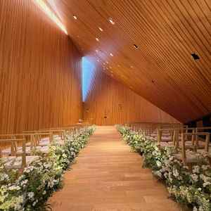 木材の香りがするチャペル。日の光の入り方が幻想的でした。