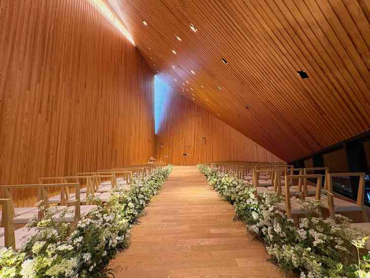 木材の香りがするチャペル。日の光の入り方が幻想的でした。