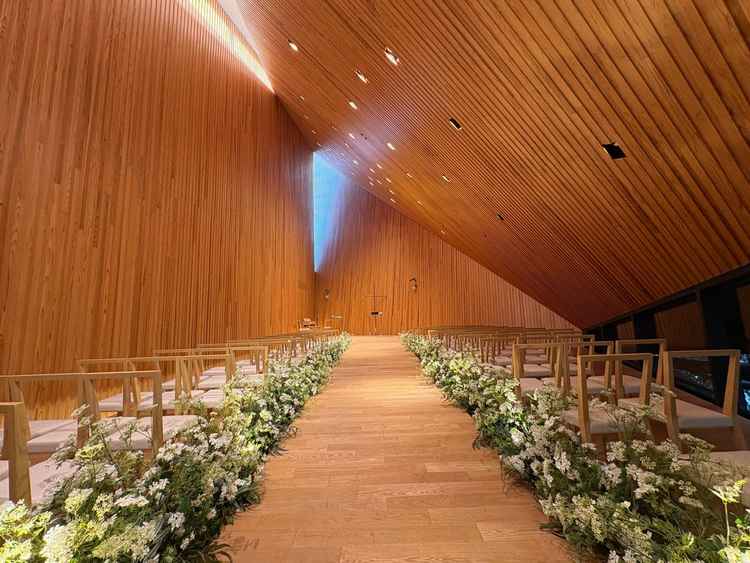 木材の香りがするチャペル。日の光の入り方が幻想的でした。