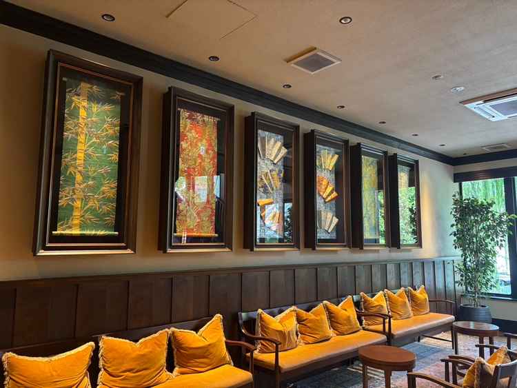 お着物が展示されています