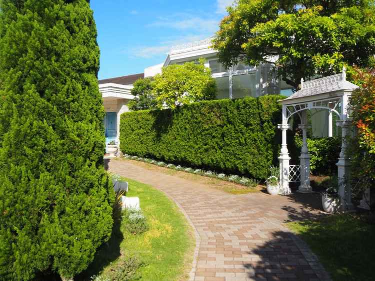 建物間の通路。外の建物等の景色が見えないよう工夫されており、非日常感が強い。