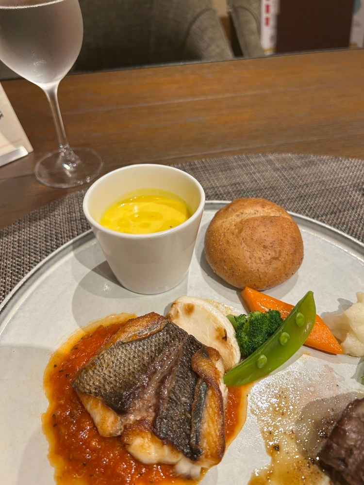お魚やお肉など、様々な料理がありどれも美味しかったです。