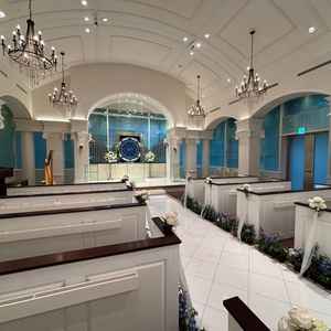 チャペルの様子(外は台風で荒天でした)