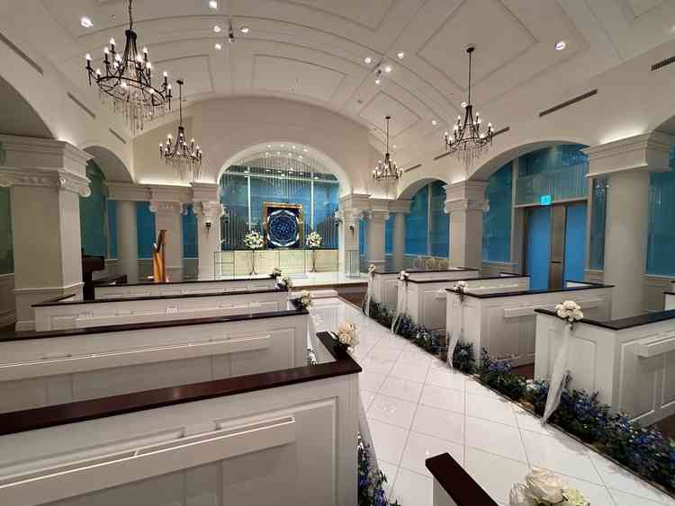 チャペルの様子(外は台風で荒天でした)