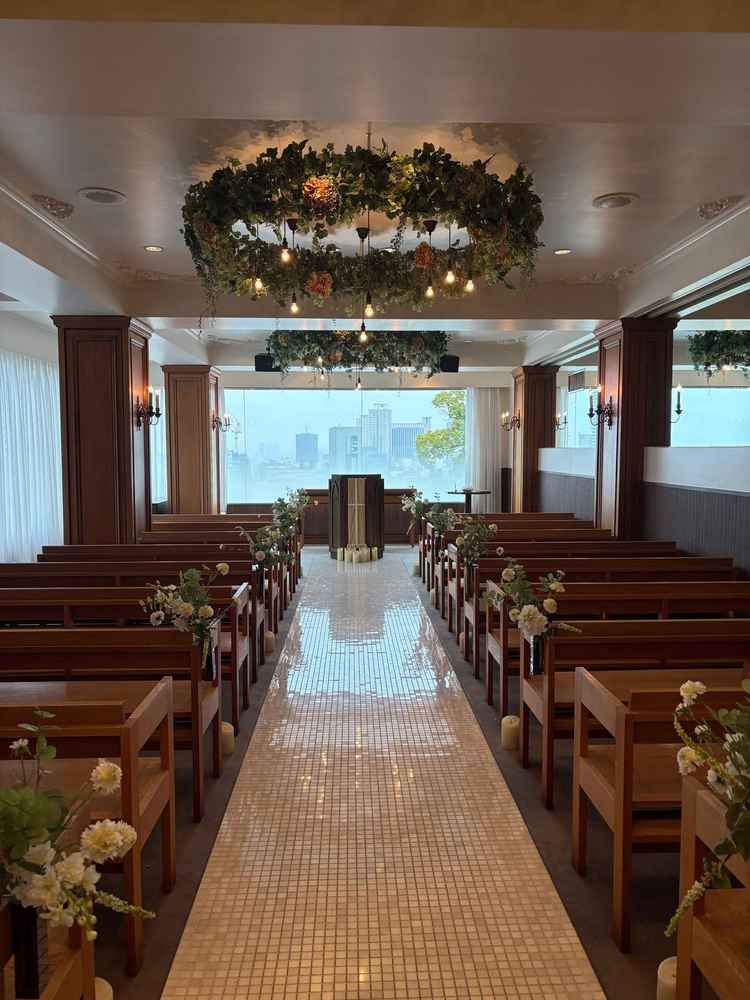 屋内のチャペルです。その日の天気によって選べるそうなのでいいなと思いました。