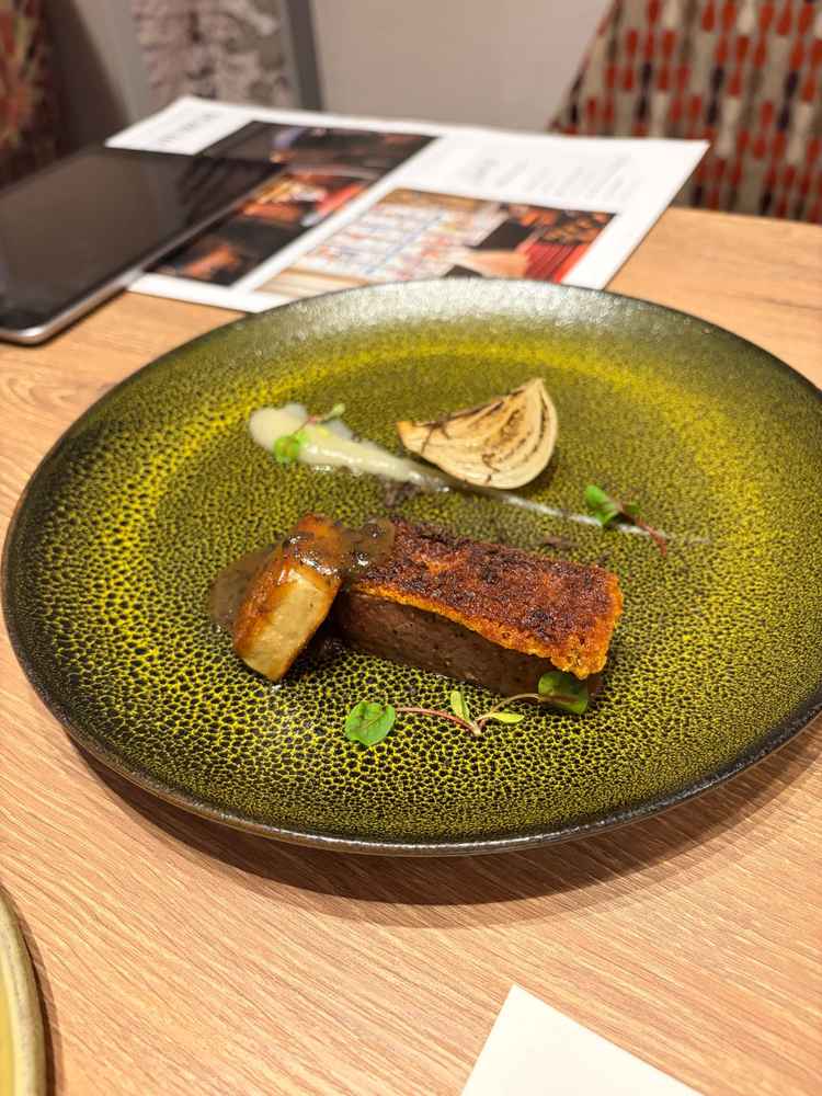 食事。洋食のお肉。とても美味しかった。