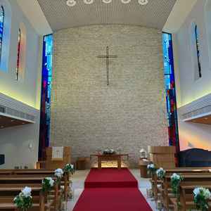 チャペル/温かみがありながらも清潔感もありステンドグラスから入る光がとても綺麗