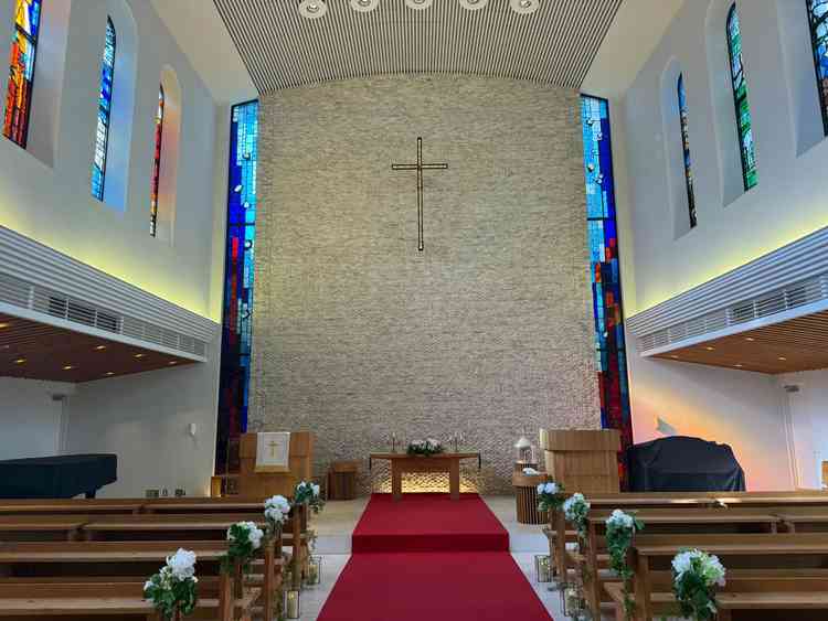 チャペル/温かみがありながらも清潔感もありステンドグラスから入る光がとても綺麗