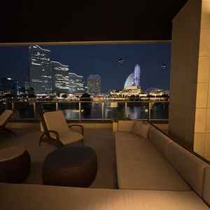 待合室の外のテラス席。みなとみらいの景色が一望できる。