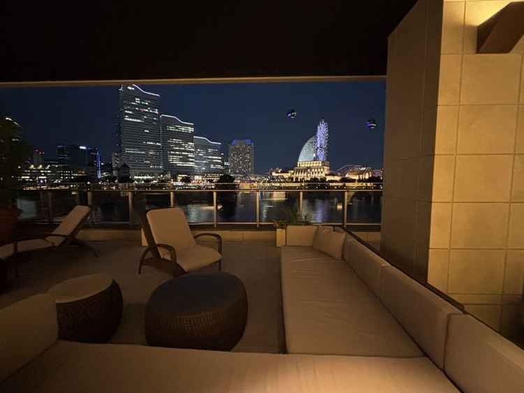 待合室の外のテラス席。みなとみらいの景色が一望できる。