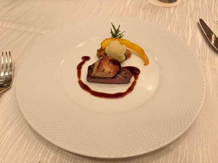 牛とフォアグラです。食事はどれもそれなりに美味しかったです。