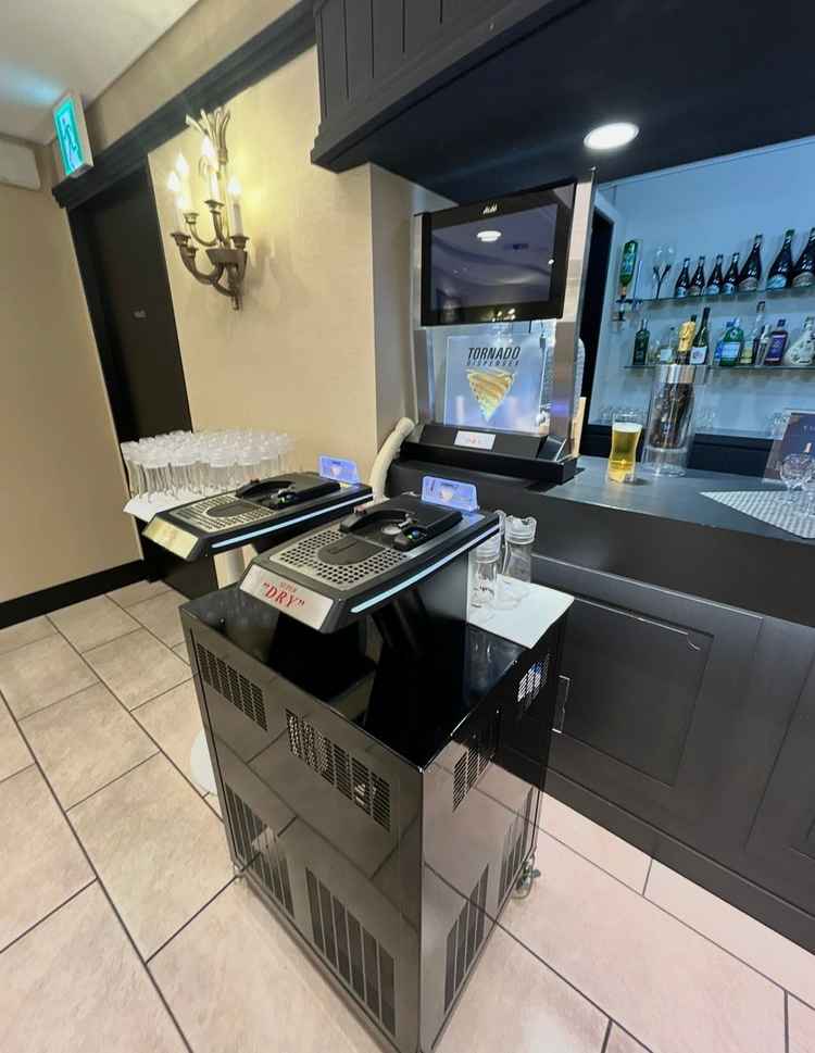 ウェルカムパーティー②ビールサーバーにスパークリングワイン、大阪にちなんだソフトドリンクも楽しめます