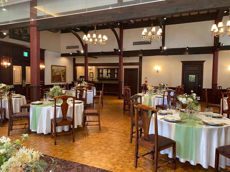 披露宴会場。会場の木の暖かさと緑がマッチして落ち着く雰囲気です。