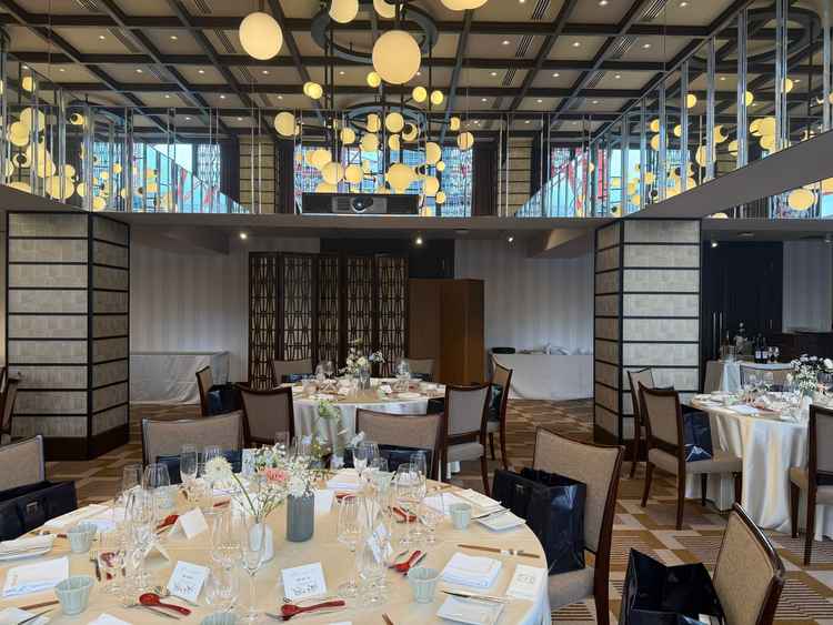 披露宴会場。鏡張りで広く見える+タワーが完成する点が素敵。