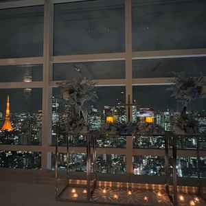 前からは東京タワーが想像よりも大きく見えました。夕方挙式だとこんなにも綺麗な夜景が堪能できます。