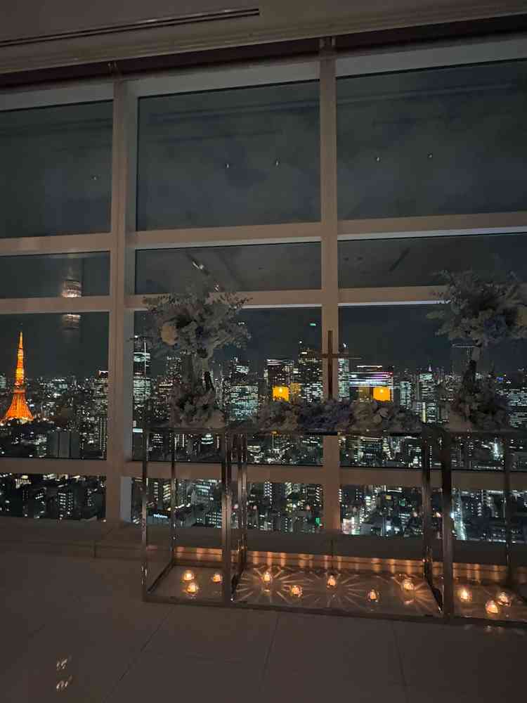 前からは東京タワーが想像よりも大きく見えました。夕方挙式だとこんなにも綺麗な夜景が堪能できます。