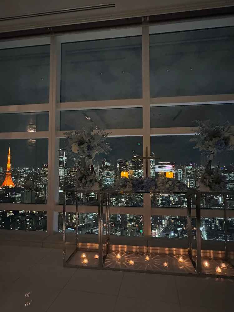 前からは東京タワーが想像よりも大きく見えました。夕方挙式だとこんなにも綺麗な夜景が堪能できます。
