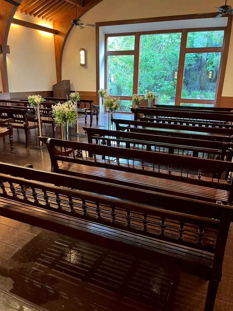 チャペルの写真。窓から庭園を見ることができました。